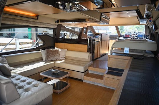 ¡DISFRUTE DE MIAMI EN UN AZIMUT DE LUJO DE 64 PIES!