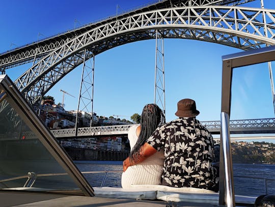 Passeio de barco privado pela Ponte D.Luís e Ribeira (preço de grupo de 1h até 6px)