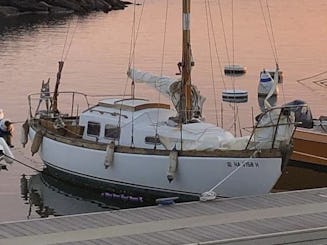 Crucero en velero hawaiano en aguas azules con capitán de 100 toneladas con licencia de la USCG