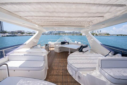 Este 78 Ferretti Power Mega Yacht é incrível com muitos brinquedos aquáticos