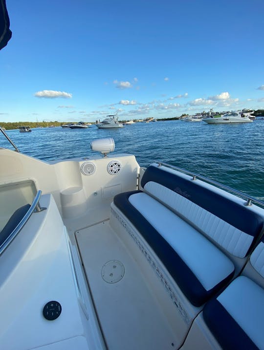 Navegue pelas belas águas de Miami neste barco Rinker Fiesta de 30 pés!