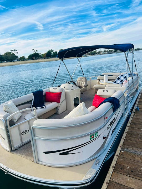 Beautiful Harris Sunliner pontoon boat up to 10 by the bay