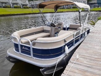 Barge de fête DLX Sun Tracker de 18 pieds 2022