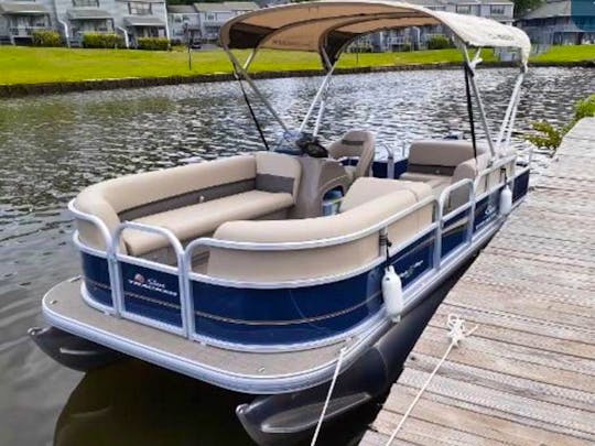 2022 Sun Tracker 18' DLX Party Barge