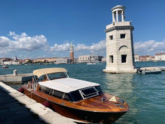 Aluguel de lancha de madeira com limusine de 32' De Pellegrini em Venezia, Itália