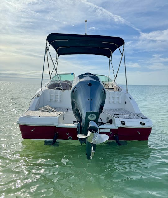 “Dedos arenosos, nariz beijado pelo sol” espera por você em seu Captain 28' Bowrider 