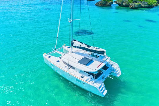 Lujoso crucero de un día en catamarán de 46 pies en Miyakojima: su escapada privada a una isla