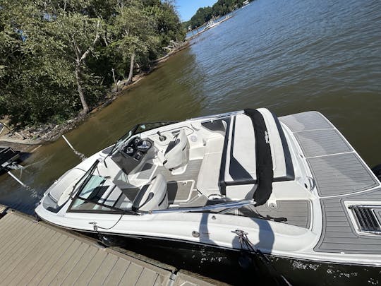 7 person Bowrider Rental in Lake Wylie, SC/NC Captain included.