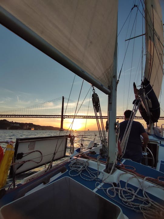 Private Sailing: 6 hours from Lisbon to Cascais 