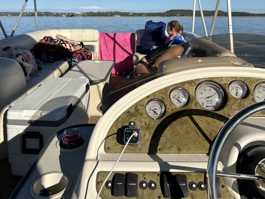 Navegue e relaxe em um pontão de 25 pés — sol, diversão e boas vibrações