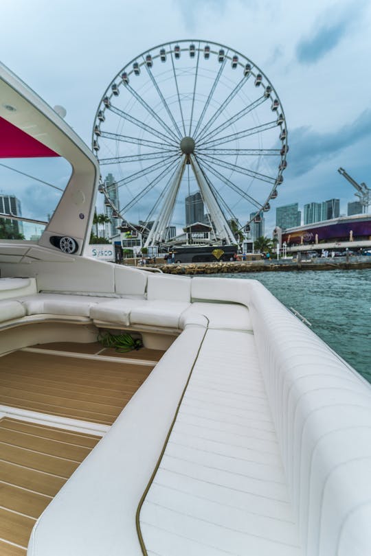 Profitez de Miami à bord d'un confortable yacht Sea Ray Sundancer de 50 pieds