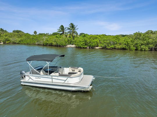 Beautiful Pontoon Boat 23 ft 