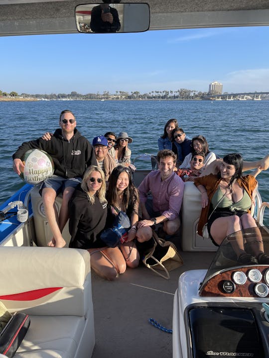 Pontón de dos pisos para fiestas en pontón de 30 pies en Mission Bay