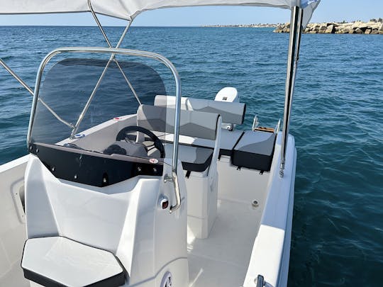 Bateau Trimarchi Giulia de 19 pieds sans permis propulsé par une Suzuki de 40 ch