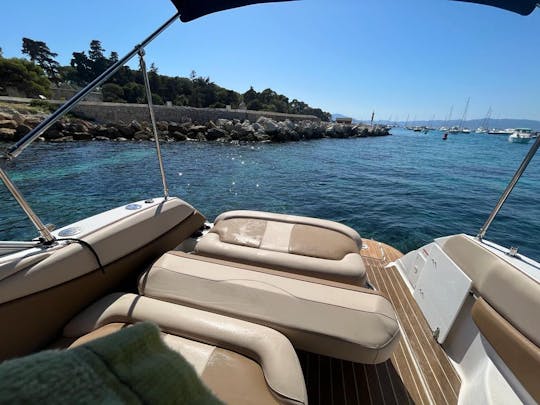 Beautiful Four Winns 258 Vista Gen 2 pour une croisière sur la Côte d'Azur