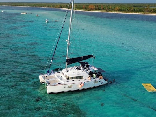 Lagoon 44’ with Open Bar and Full lunch. 