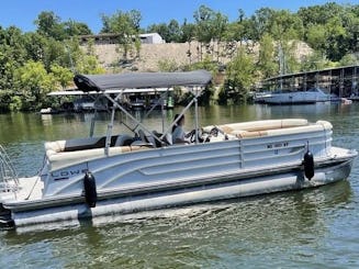 Tritoon de 27 pieds d'Osage Beach avec 200 chevaux au 26 mm