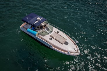 Alquiler de yates a motor capitaneados por Sundancer de 38 pies en Cabo San Lucas