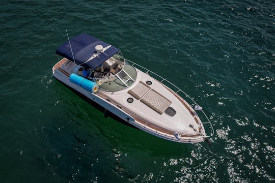Location de yachts à moteur Sundancer de 38 pieds avec capitaine à Cabo San Lucas