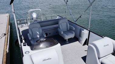 Bentley Pontoon Spacious & Comfortable!