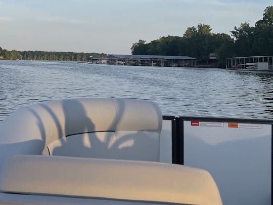 Cruse Grand Lake em um barco Crest Tritoon 2022