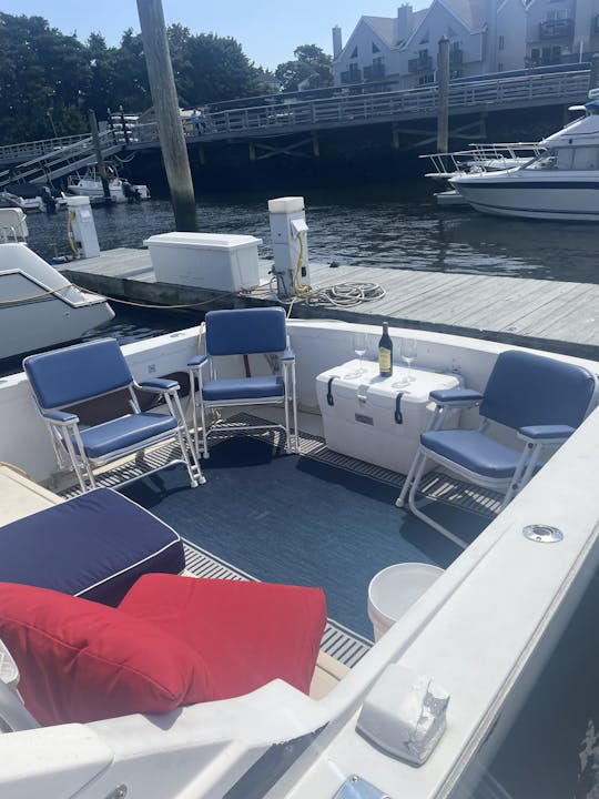 28' Bertram around islands in Norwalk