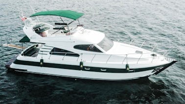 Vue imprenable avec un yacht de luxe à Istanbul