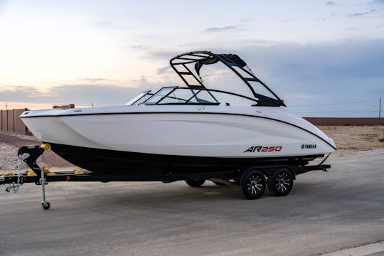Aventureira de 25 pés e nova Yamaha AR250 de 2024