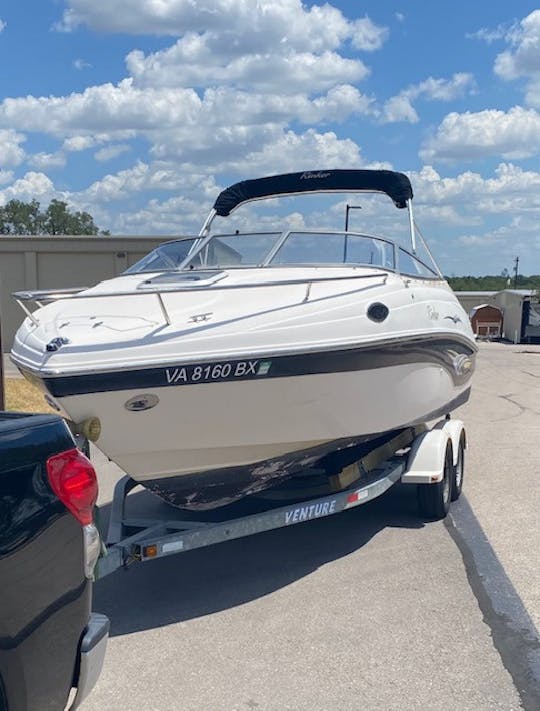 Rinker Powerboat for leisure trips in Conroe