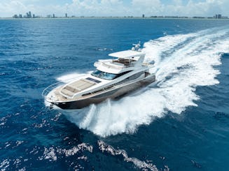 Yate a motor Prestige de 75 pies disponible para alquilar