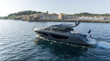 AQUA – Dive into Luxury on This Sleek 67ft Beauty!
