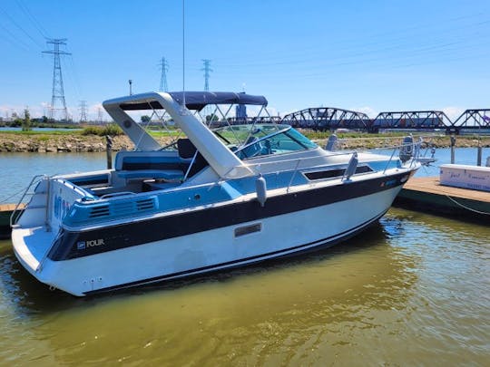 Luxurious Getaway on the Water: Rent our (32ft) Four Winns Vista Boat! FREE 1h