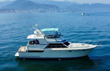 50 ft CARVER Yacht in Puerto Vallarta for +18 people