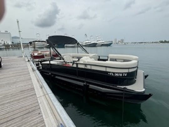 20' Starcraft Pontoon for 10 people