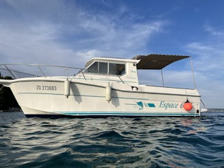 Aventuras marítimas com o iate a motor Ocqueteau Espace 685 em Zadar, Croácia