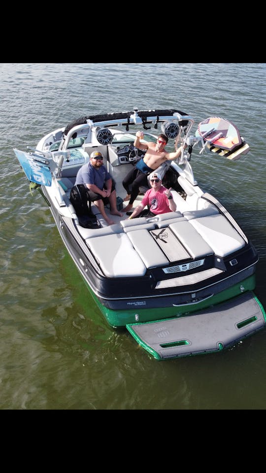 Barco de surf Mastercraft de 23 pies con capitán a bordo de Percy Priest (Nashville)