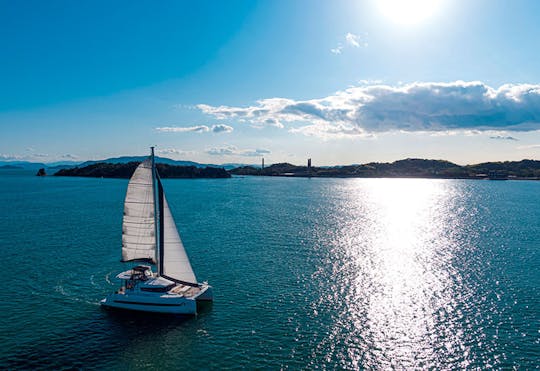 Alójese en un catamarán de vela de 40 pies. Hermosos atardeceres y amaneceres en un ambiente de lujo.