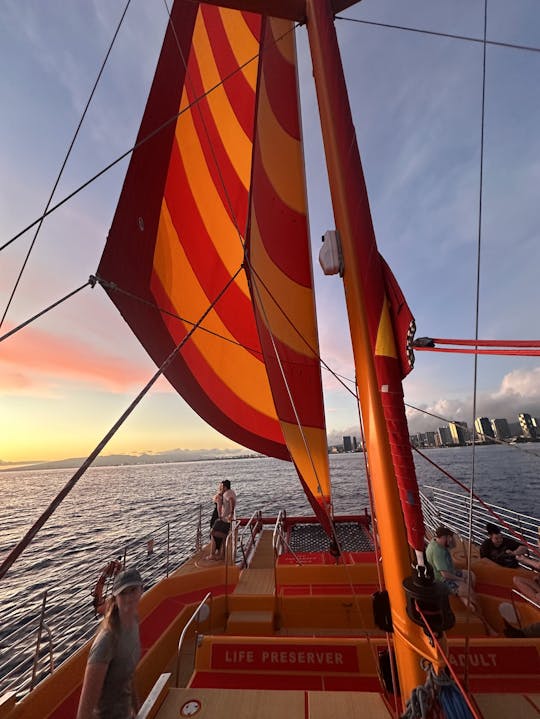 Navegação privada ao pôr do sol em Honolulu saindo do porto de Kewalo