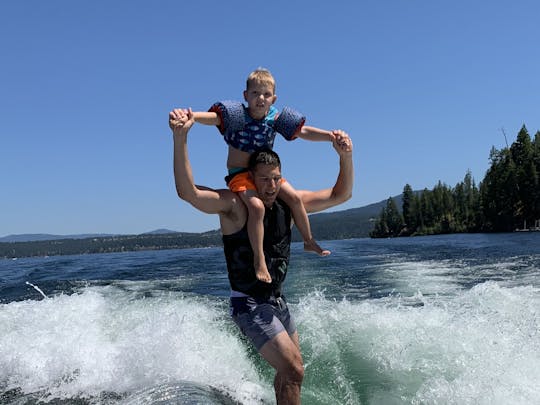 Location de bateaux de wakesurf/board Malibu M220 sur le lac Coeur d'Alene ou la rivière Spokane