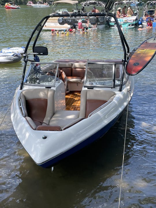 Surfez et détendez-vous dans l'endroit le plus chaud du lac Austin 125$ par heure Capitaine inclus