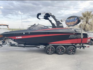 23’-5” Malibu M235 Bowrider for Rent