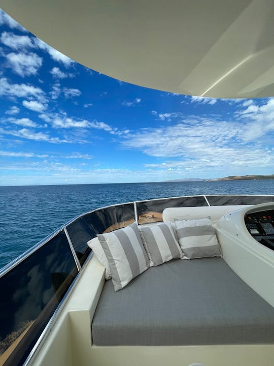 Azimut 85 Luxury Yachting Experience