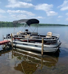 ¡Pontón Sun Tracker Bass Buggy de 18 pies en Frenchman's Lake!