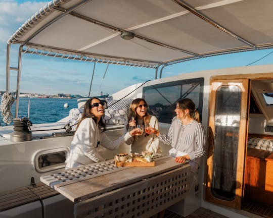 Elegante catamarã de 43 pés: experimente o porto de Boston com estilo! 