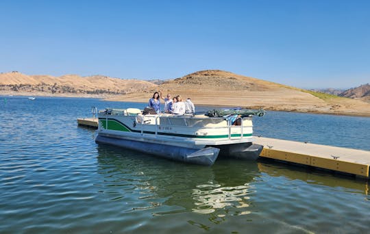 Pontoon Boat 25ft Sun Tracker Party Barge for 14 passengers