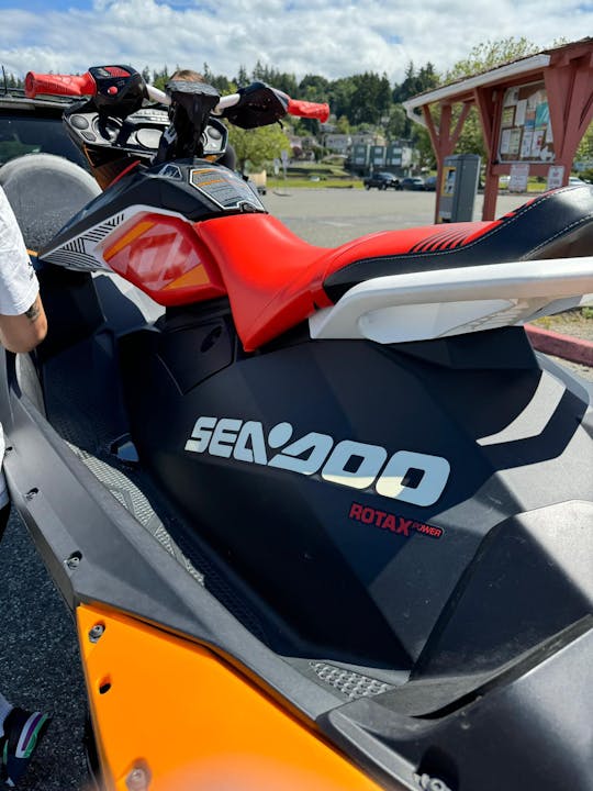 Alquile una moto de agua Sea-Doo Spark Trixx para el verano de 2024