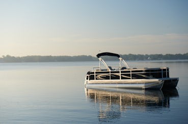 Crest Pontoon 23ft - up to 11 people - Lake House Delivery Available