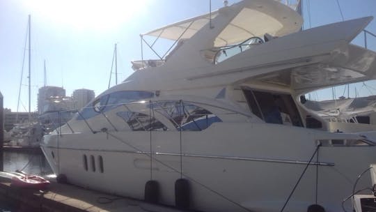 Iate Azimut de 58 pés para cruzeiro em um dia de verão no PV.