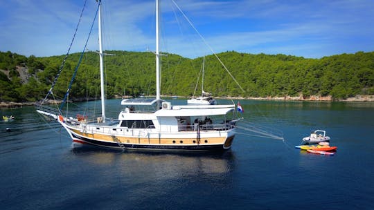 Luxury  Crewed Cruises in Croatia, Gulet Sirena 28 m 5 cabins 10 guest capacity