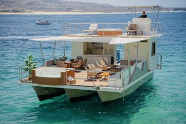 Catamarã de luxo com jacuzzi, bar aberto e almoço de chef, incluindo capitão e tripulação